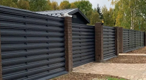 Горизонтальный евроштакетник для загородного дома